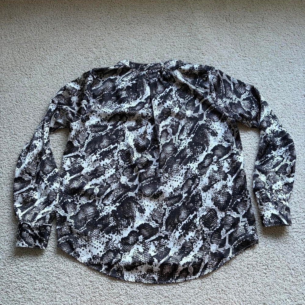 Simply Vera Wang Long Sleeve Silk Blouse Size Small Snake Print Black White - Picture 7 of 8